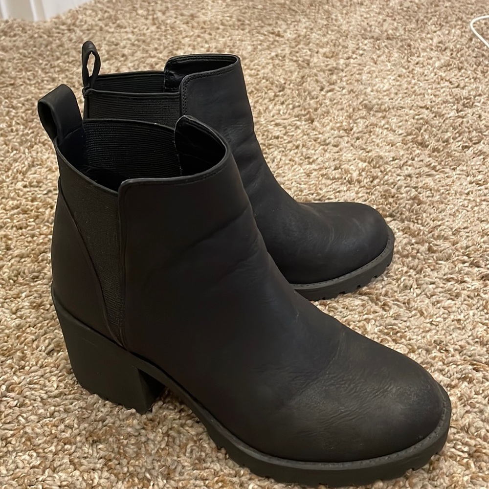 Dirty Laundry Chelsea boots size 6